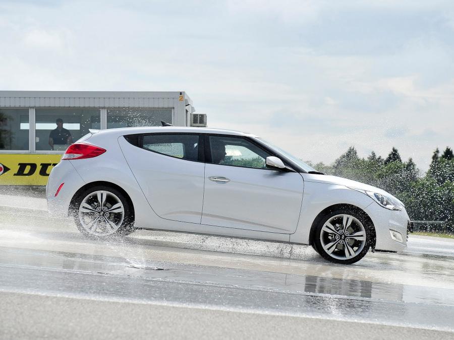  Hyundai Veloster 2011 года  (фото 47 из 184)